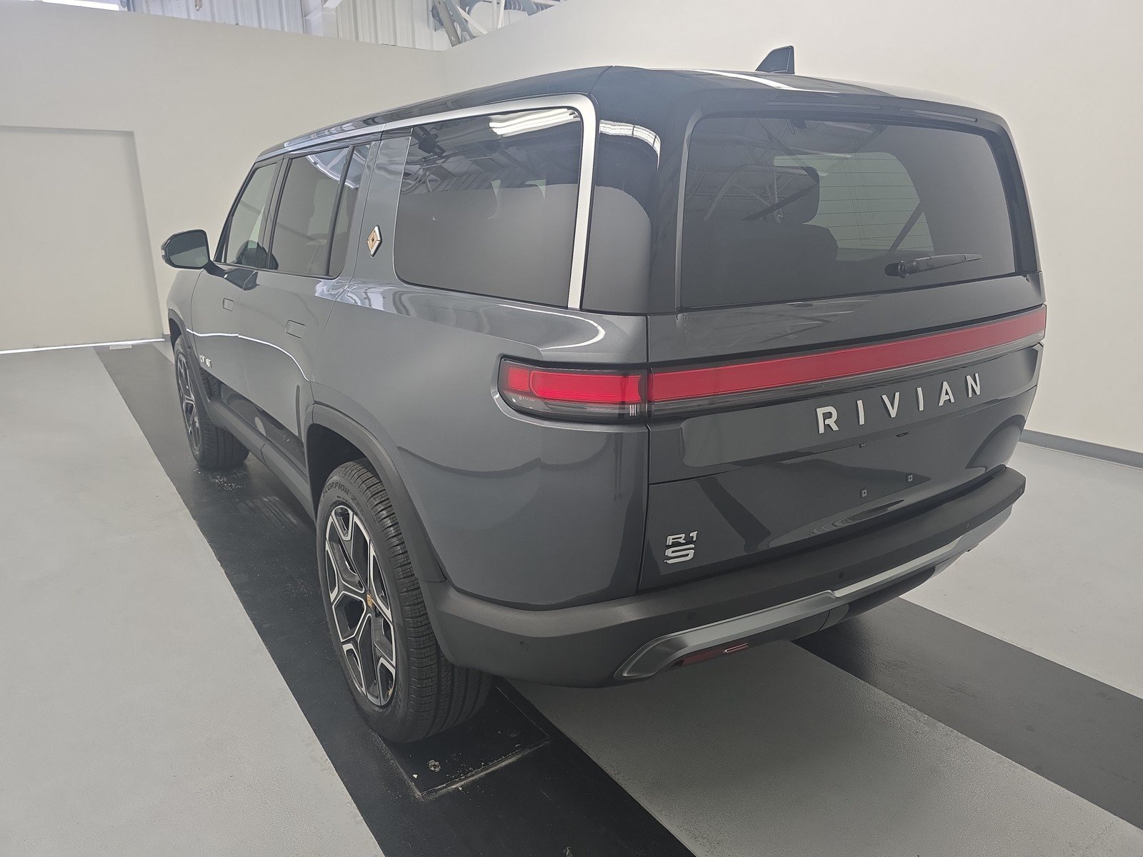 Used 2024 Rivian R1S Adventure AWD/4WD image 3
