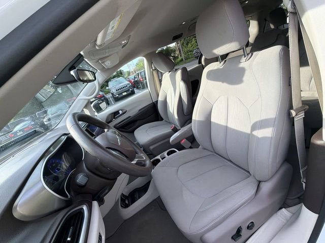 Used 2017 Chrysler Pacifica Touring w/ Tire & Wheel Group FWD image 15