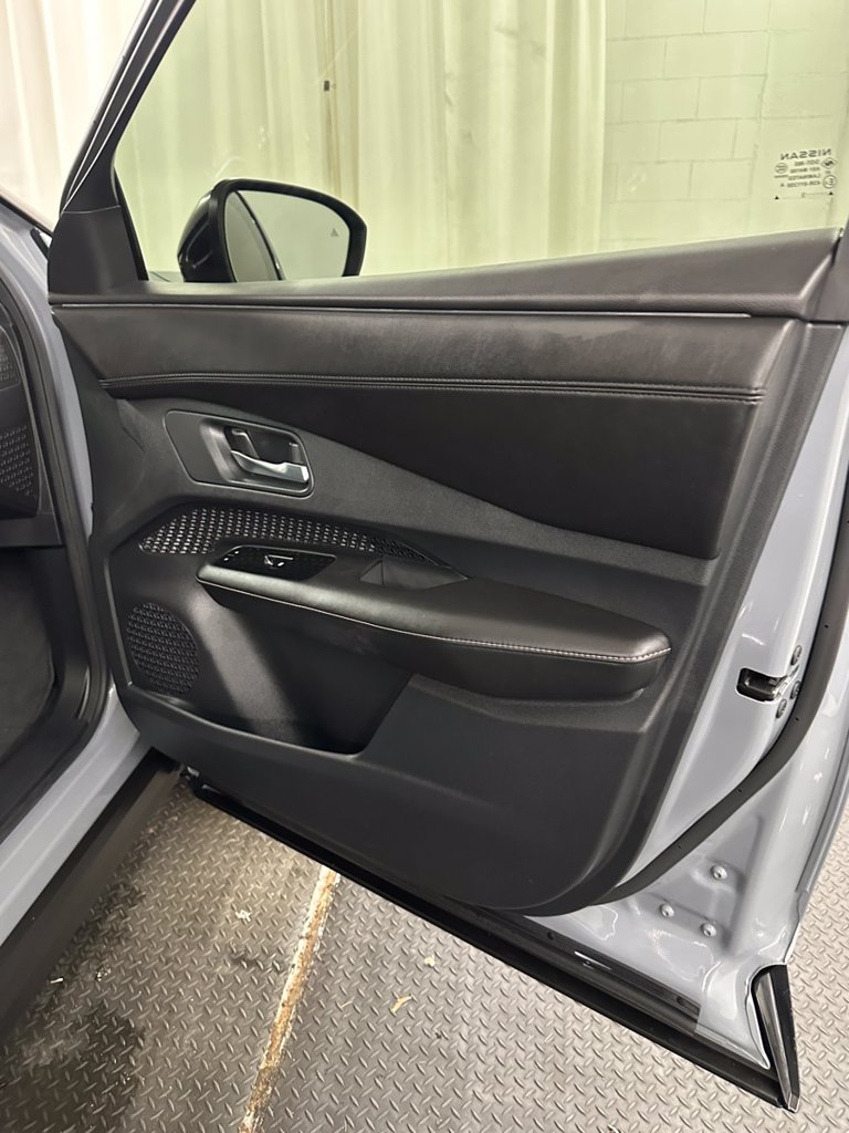 Used 2023 Nissan Ariya FWD image 32