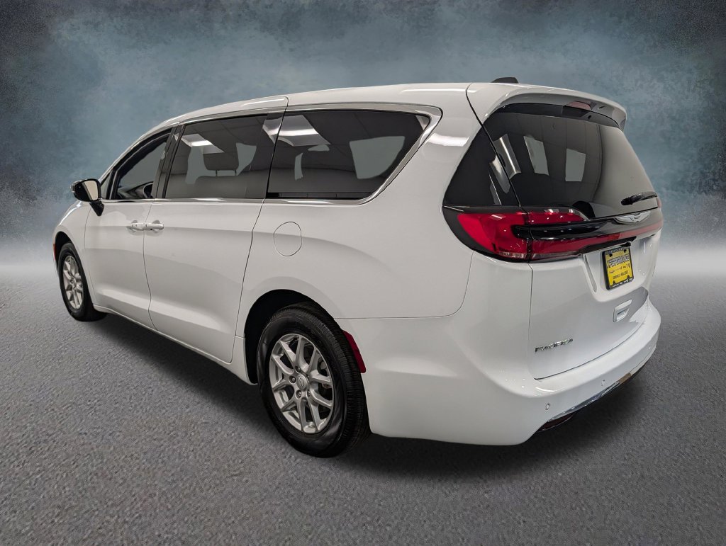 Used 2026 Chrysler Pacifica Select FWD image 6