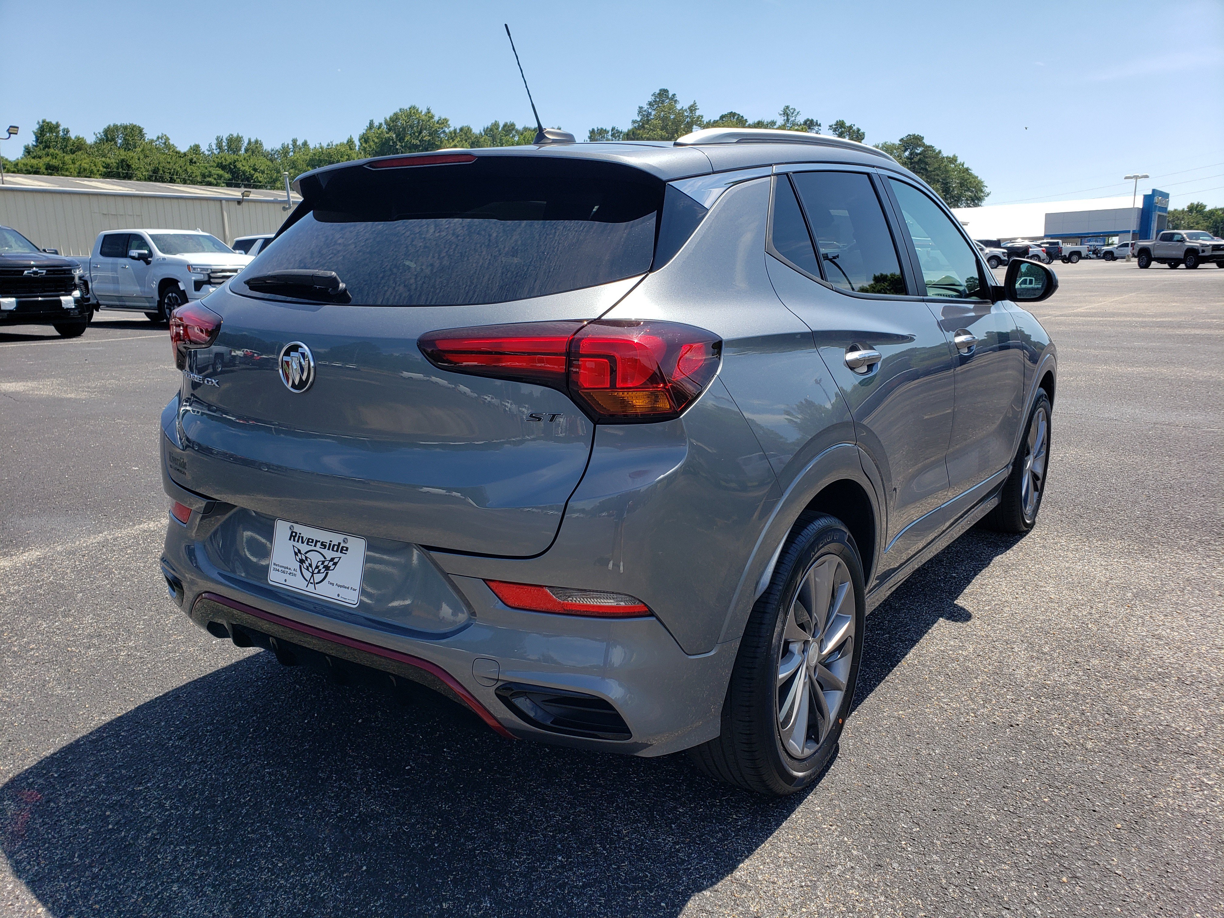 Used 2022 Buick Encore GX Select w/ Sport Touring Package FWD image 3