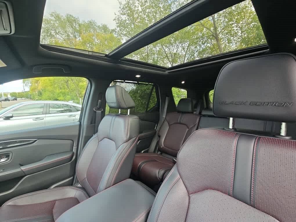 Used 2025 Honda Pilot Black Edition image 8