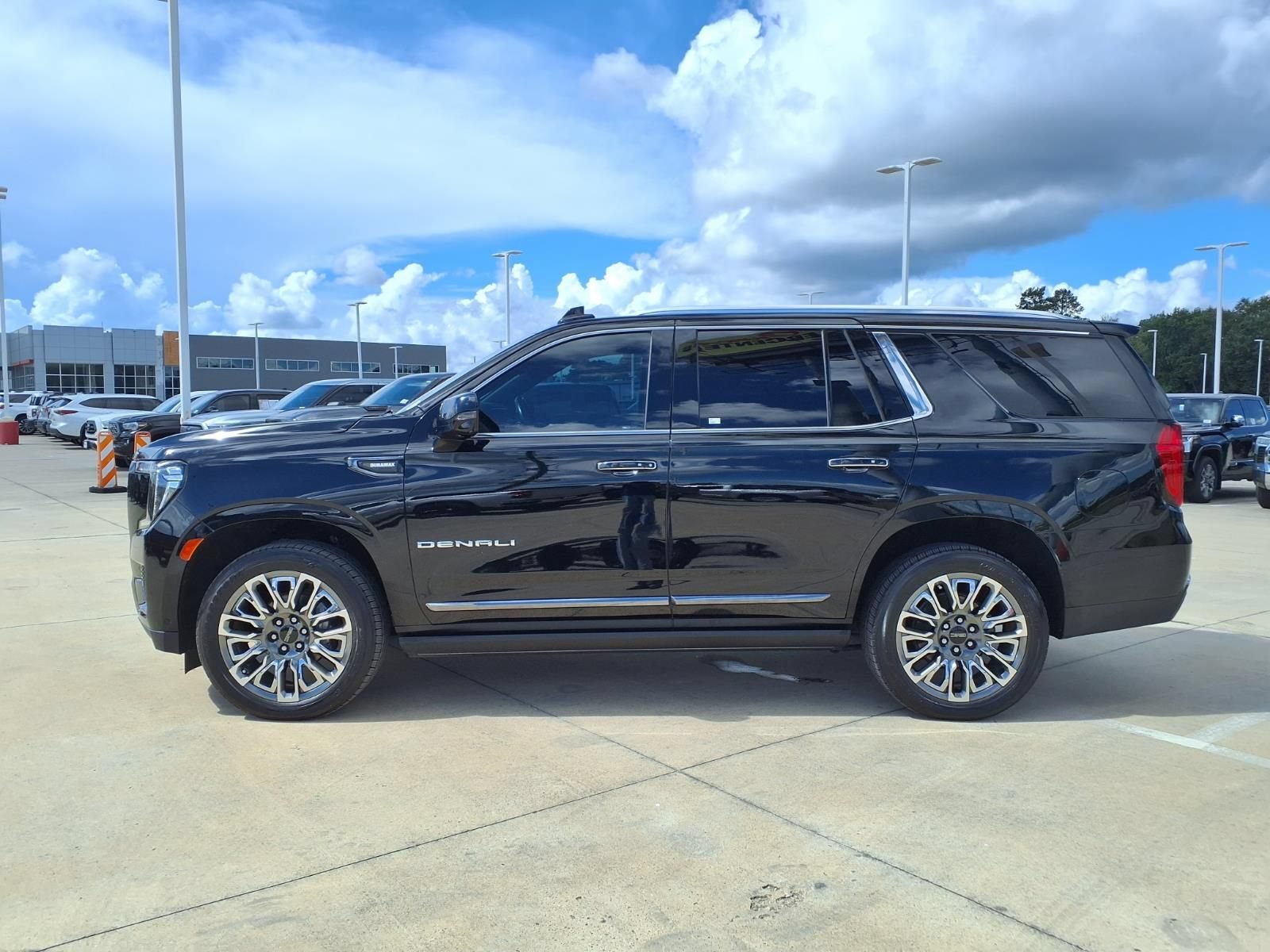 Used 2023 GMC Yukon Denali Ultimate AWD/4WD image 8