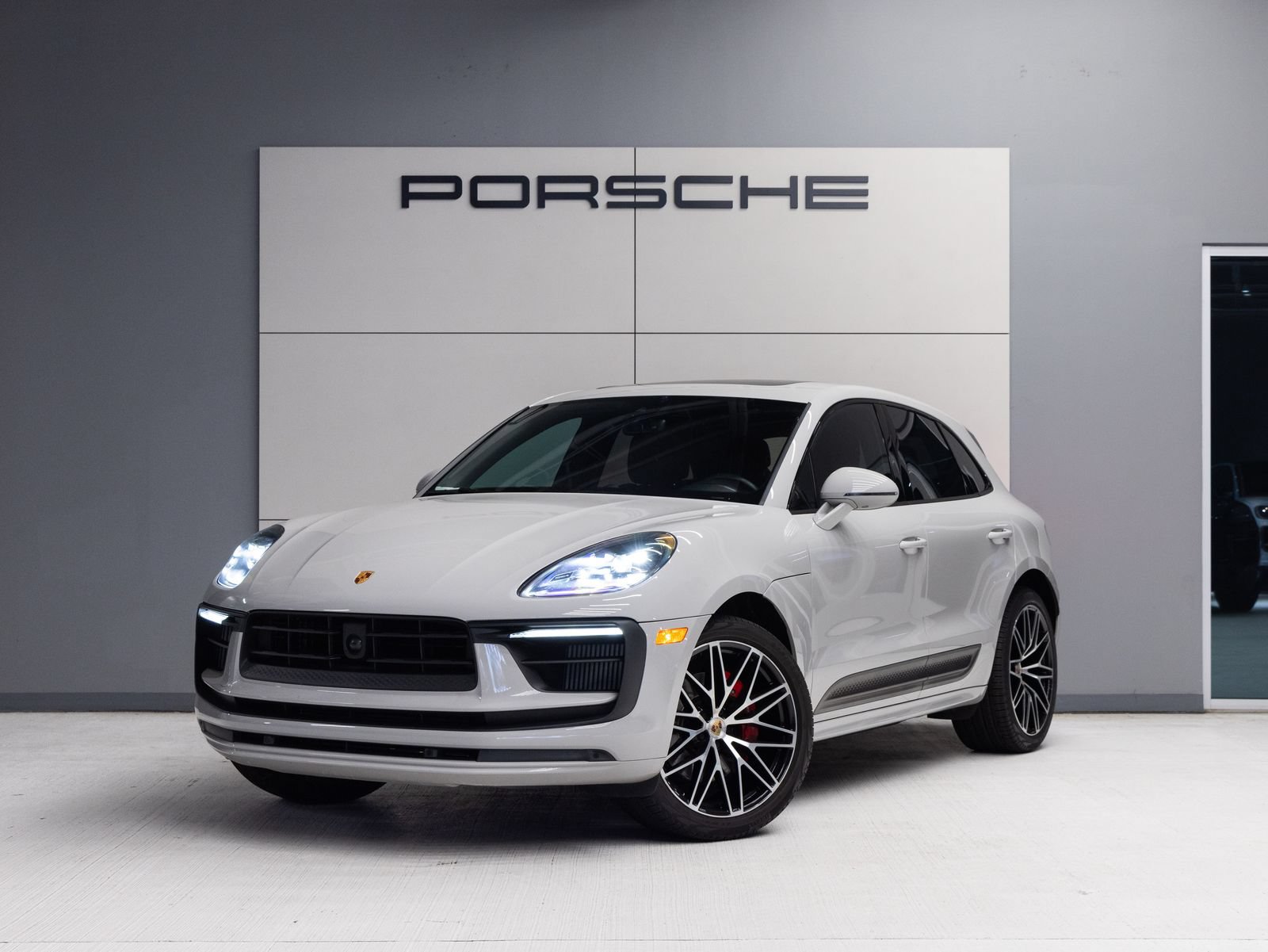 Certified 2023 Porsche Macan S AWD/4WD image 1