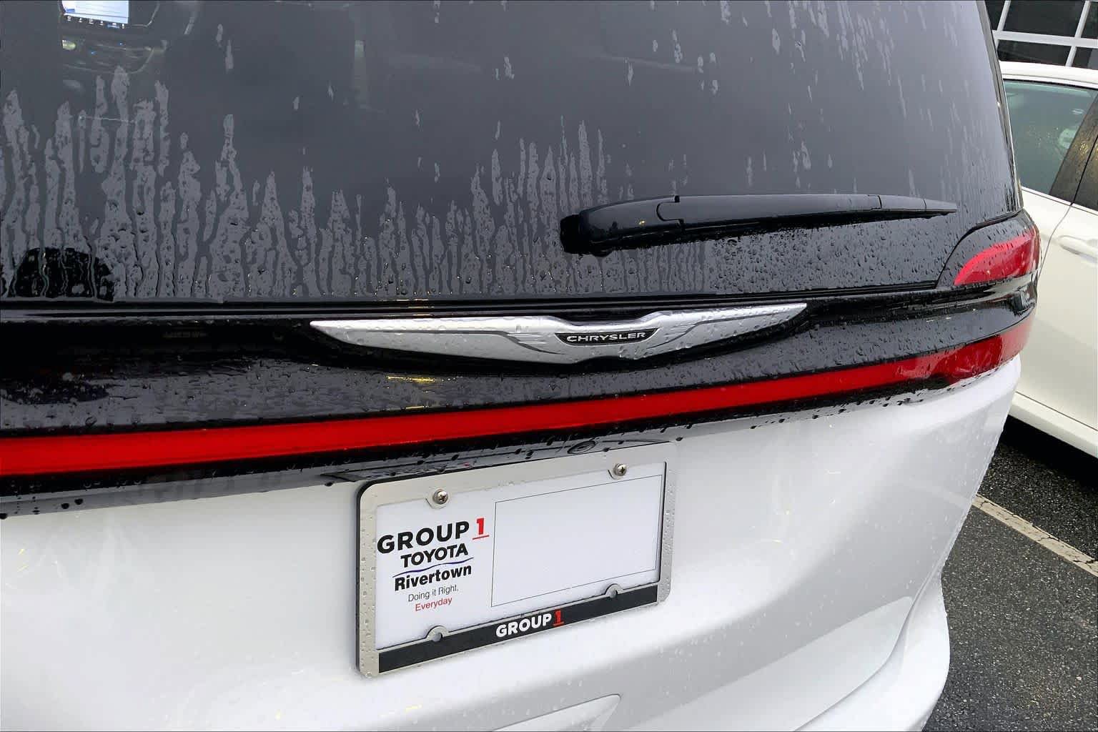 Used 2024 Chrysler Pacifica Touring-L FWD image 10