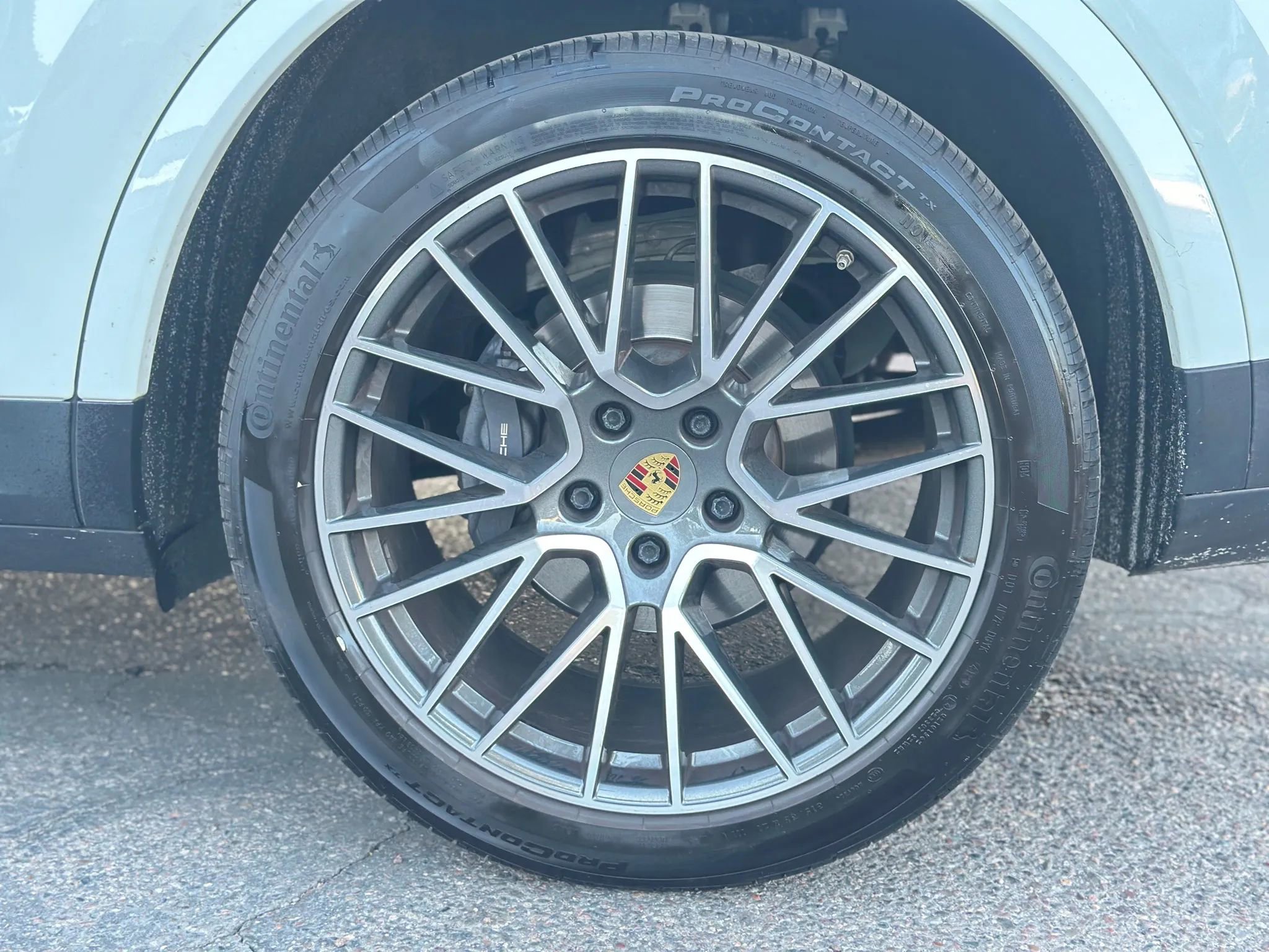 Used 2022 Porsche Cayenne Sport Utility 4D image 9