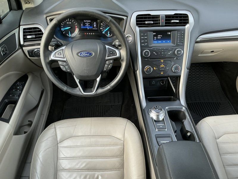 Used 2017 Ford Fusion SE FWD image 16