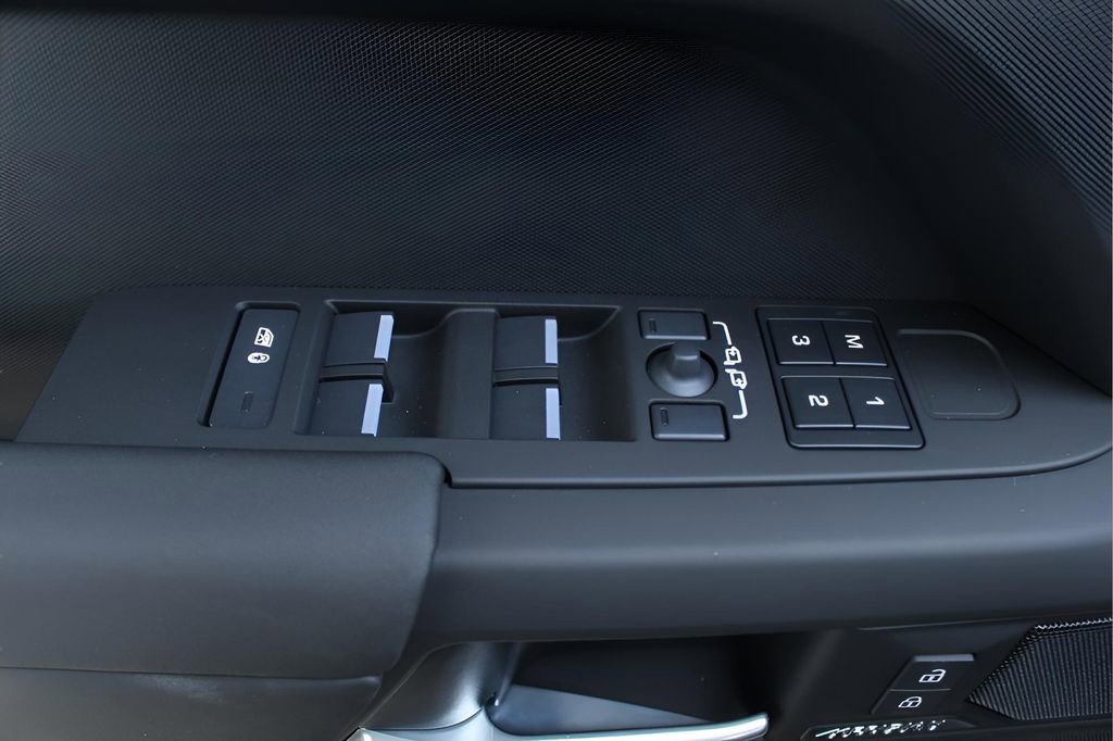 New 2025 Land Rover Defender 130 X-Dynamic SE AWD/4WD image 11