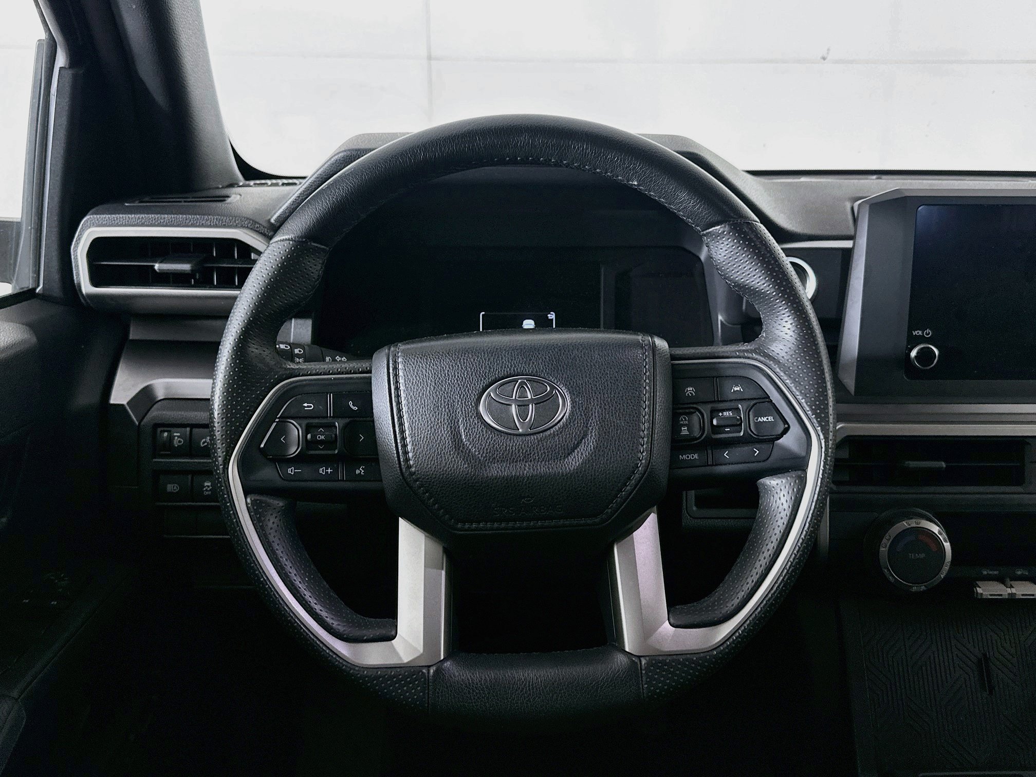 Used 2025 Toyota 4Runner SR5 AWD/4WD image 18