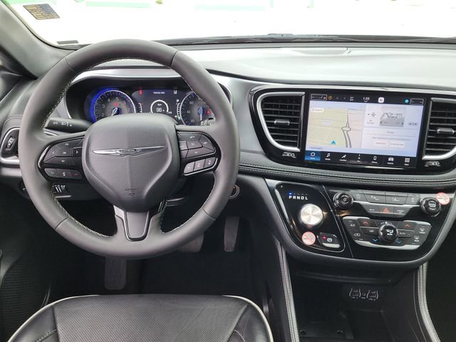 Used 2025 Chrysler Pacifica Limited FWD image 13