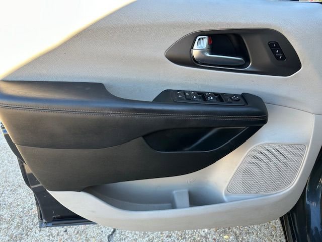 Used 2020 Chrysler Pacifica Touring-L w/ Tire & Wheel Group image 24