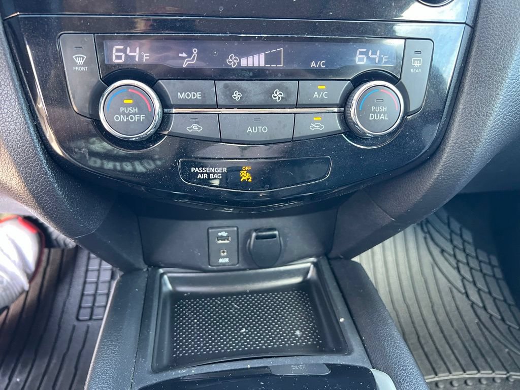 Used 2016 Nissan Rogue SV w/ SV Premium Package AWD/4WD image 33