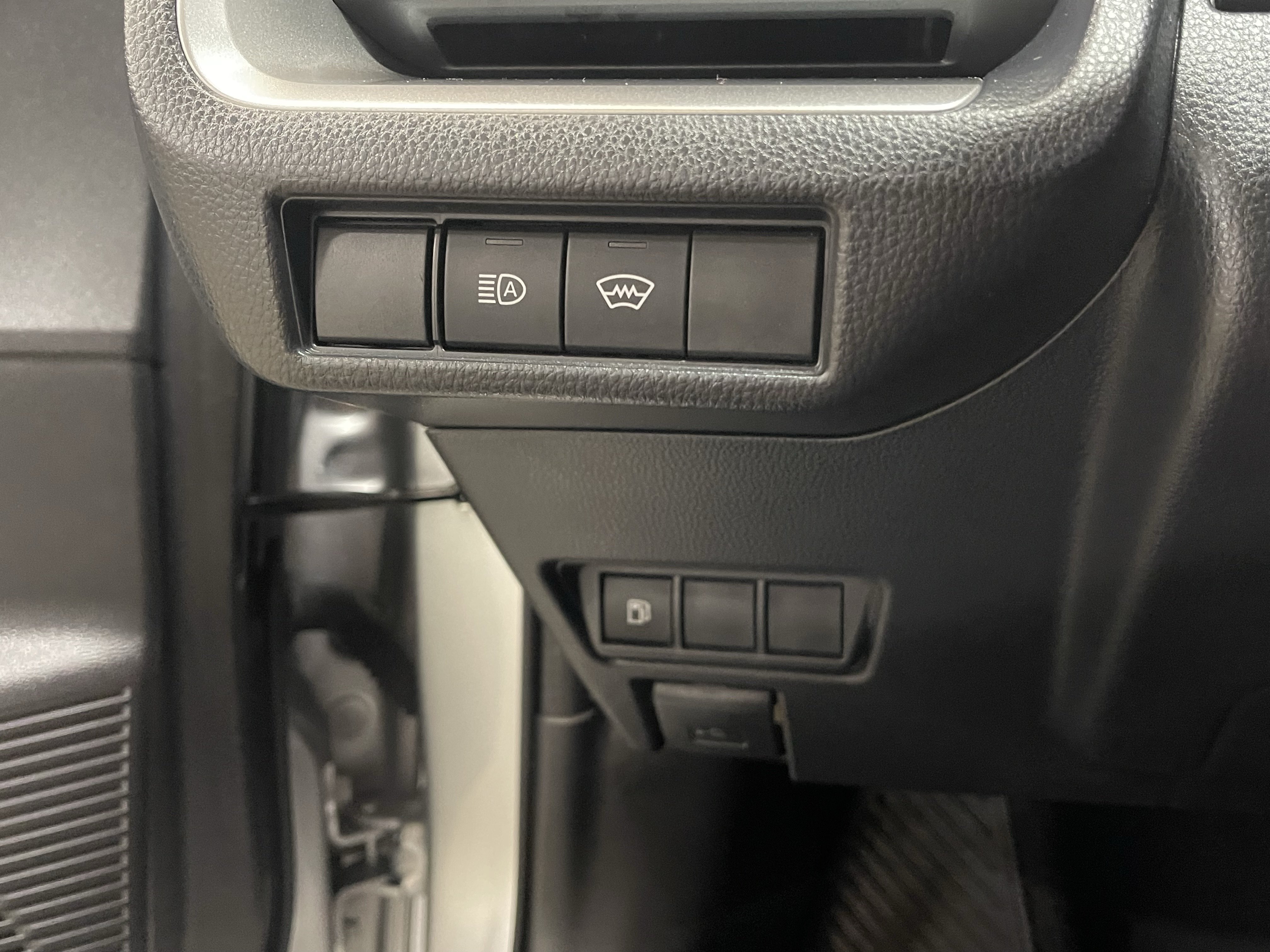 Used 2025 Toyota Prius LE FWD image 25