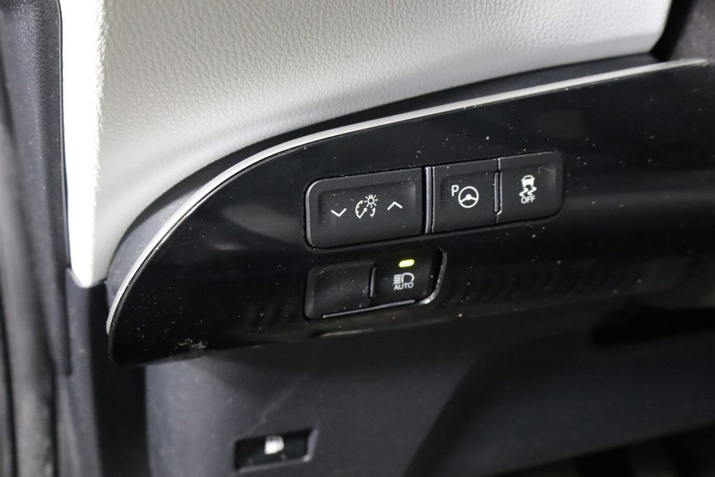 Used 2022 Toyota Prius LE image 20