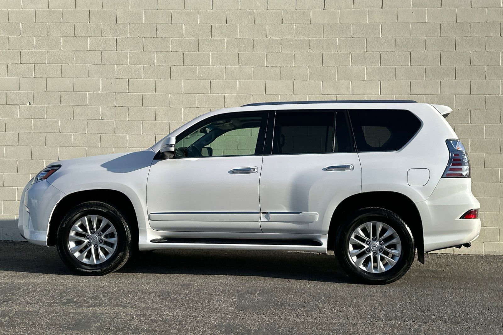 Used 2017 Lexus GX 460 Premium w/ Premium Package image 7