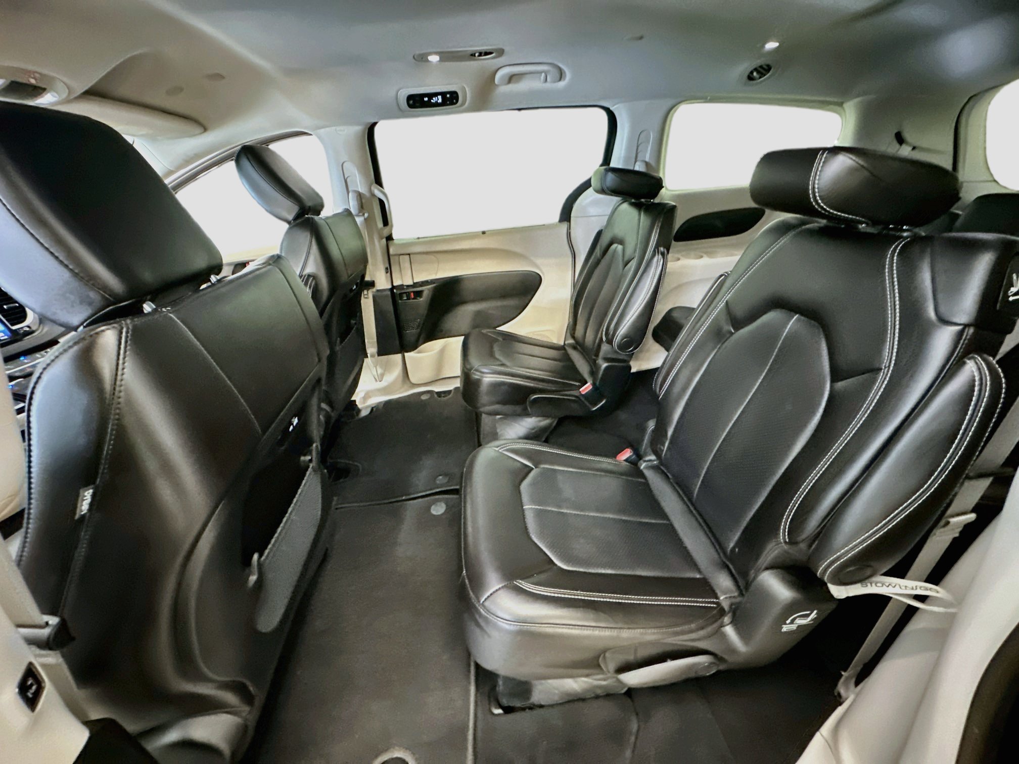 Used 2023 Chrysler Pacifica Touring-L FWD image 28