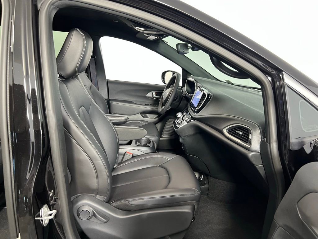 Used 2025 Chrysler Pacifica Select image 33