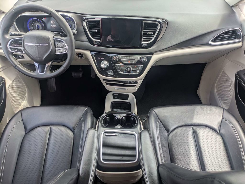 Used 2024 Chrysler Pacifica Touring-L FWD image 16