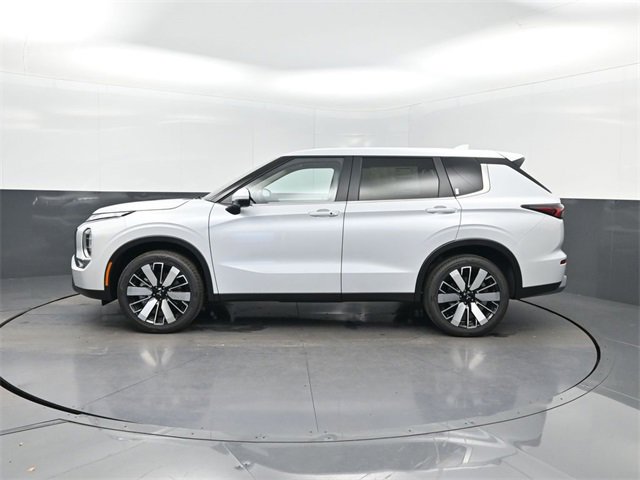 New 2025 Mitsubishi Outlander SE image 2