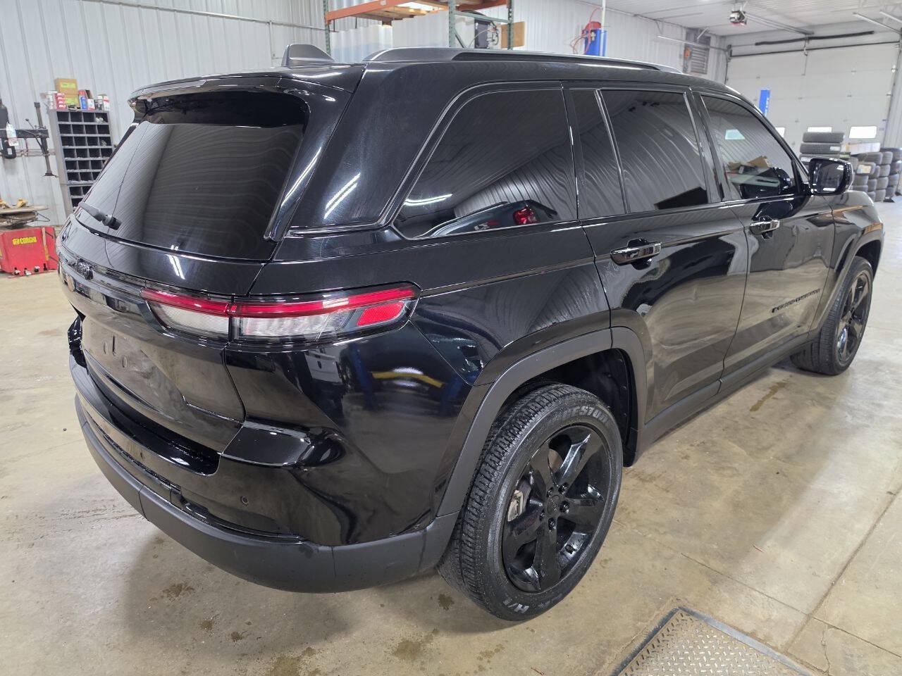 Used 2023 Jeep Grand Cherokee Altitude AWD/4WD image 8