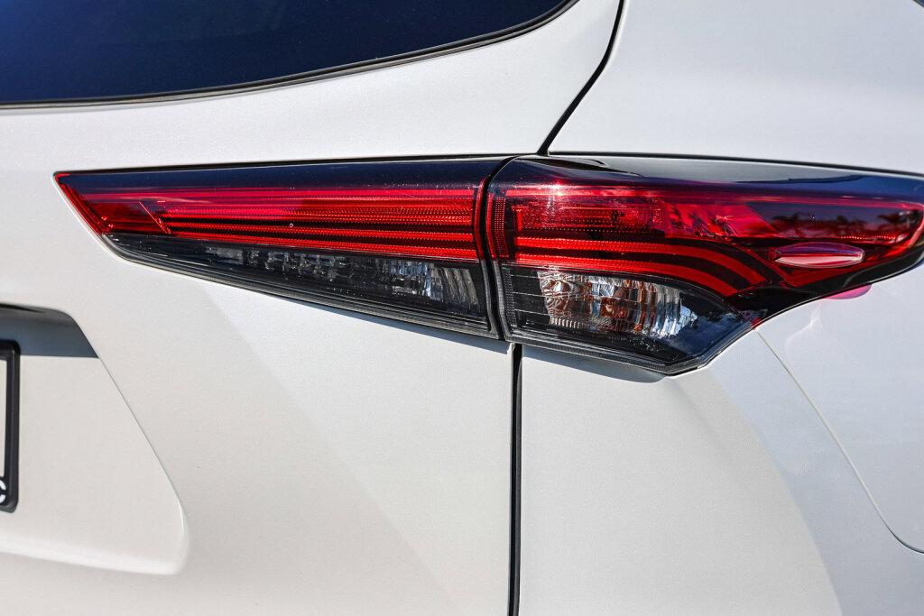 Used 2023 Toyota Highlander LE AWD/4WD image 24