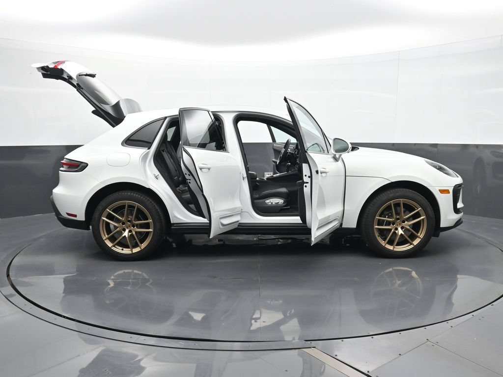 Certified 2025 Porsche Macan AWD/4WD image 34