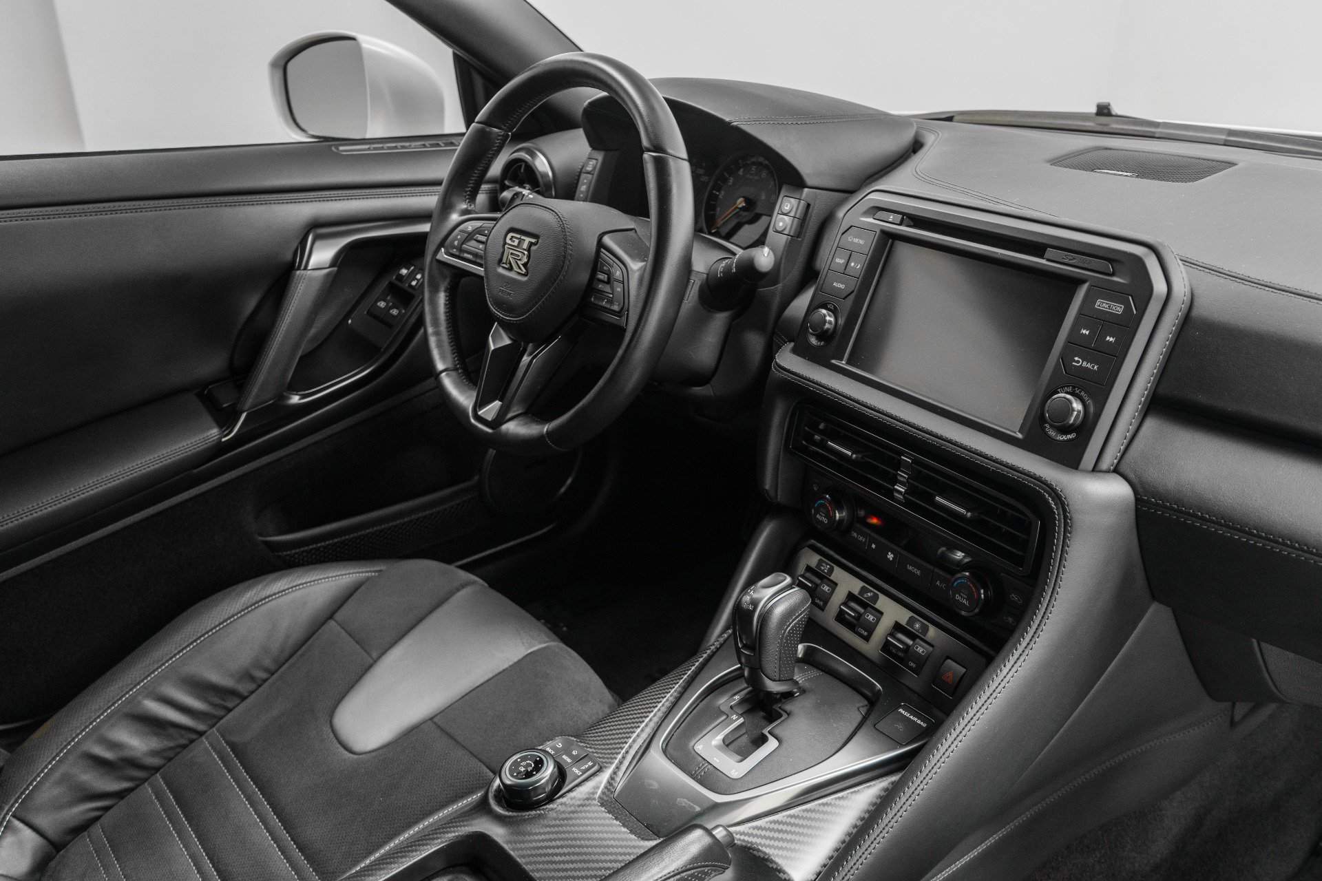 Used 2020 Nissan GT-R Premium image 28