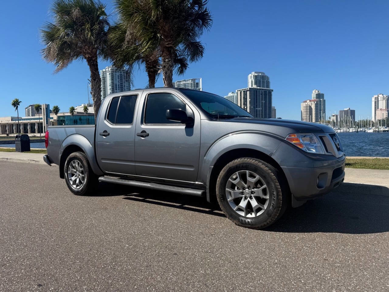 Used 2020 Nissan Frontier SV image 3
