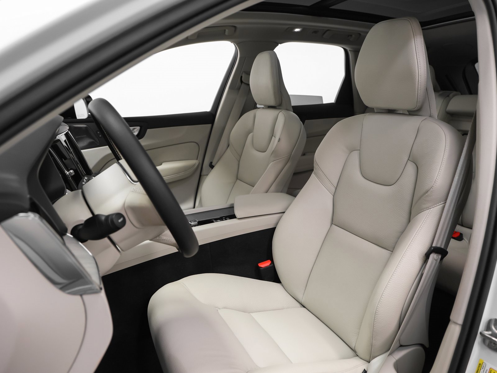 Used 2025 Volvo XC60 B5 Plus w/ Protection Package Premier image 5