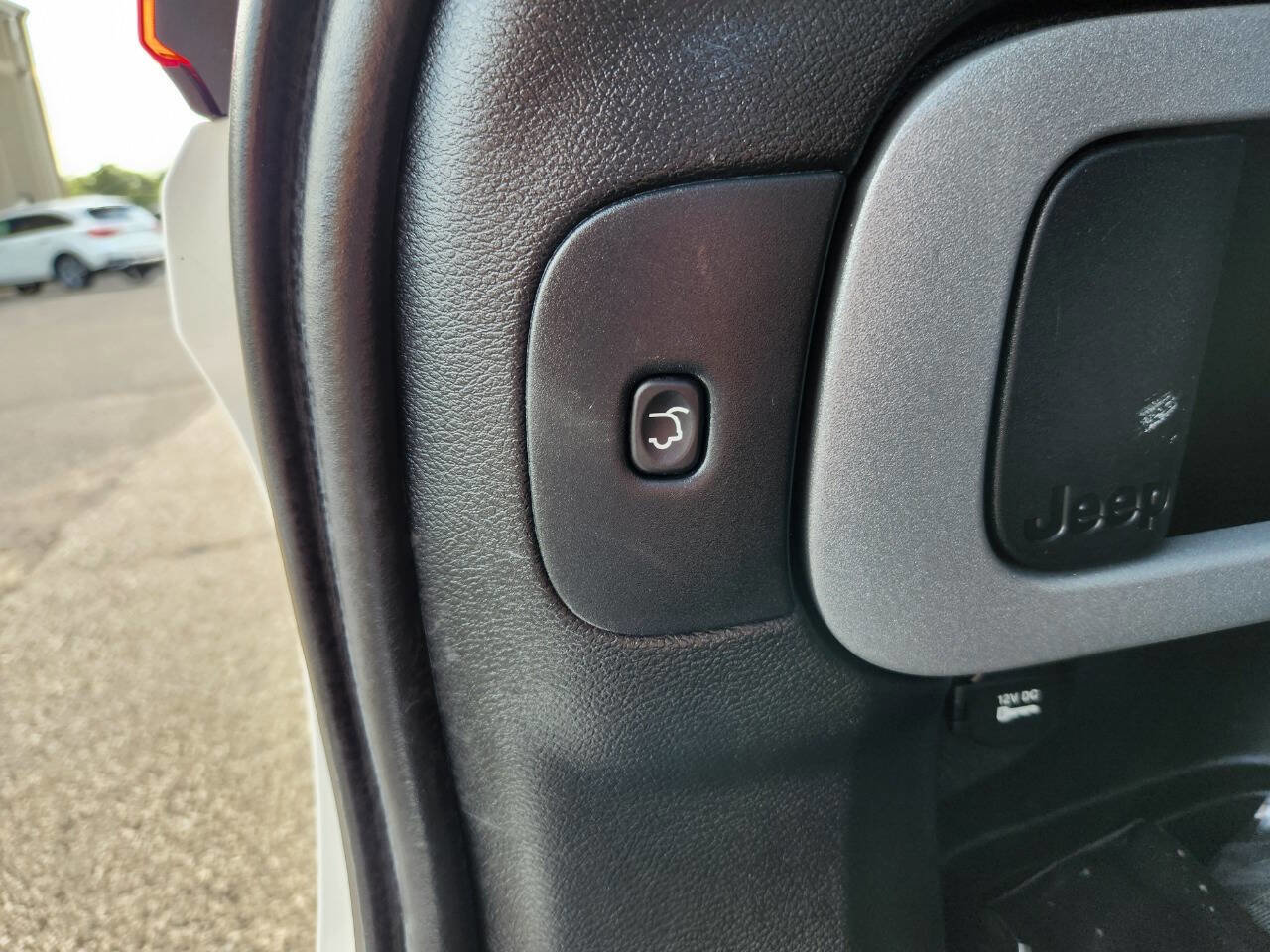 Used 2017 Jeep Cherokee Overland w/ Technology Group image 30