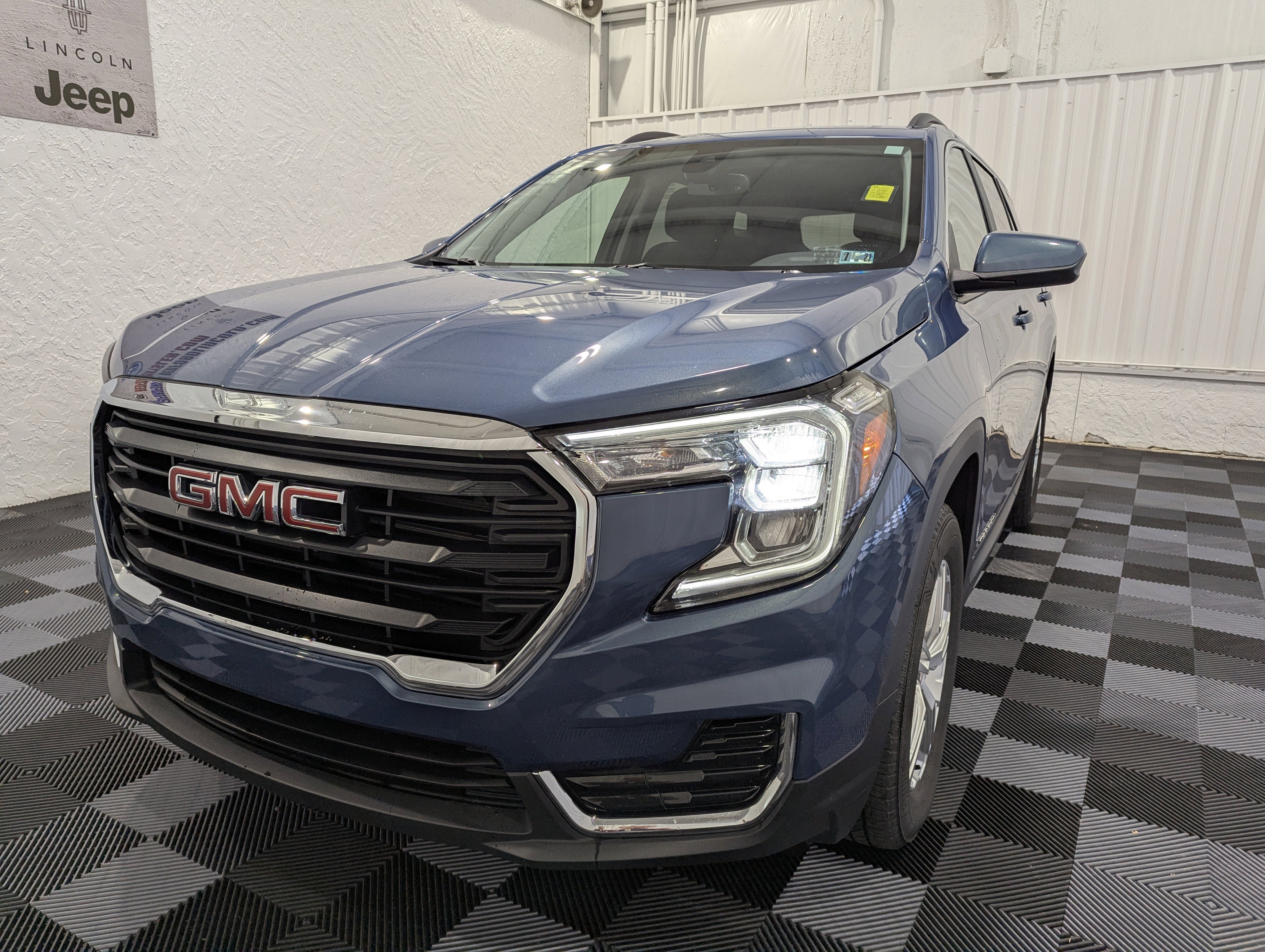 Used 2024 GMC Terrain SLE w/ Driver Convenience Package AWD/4WD image 3