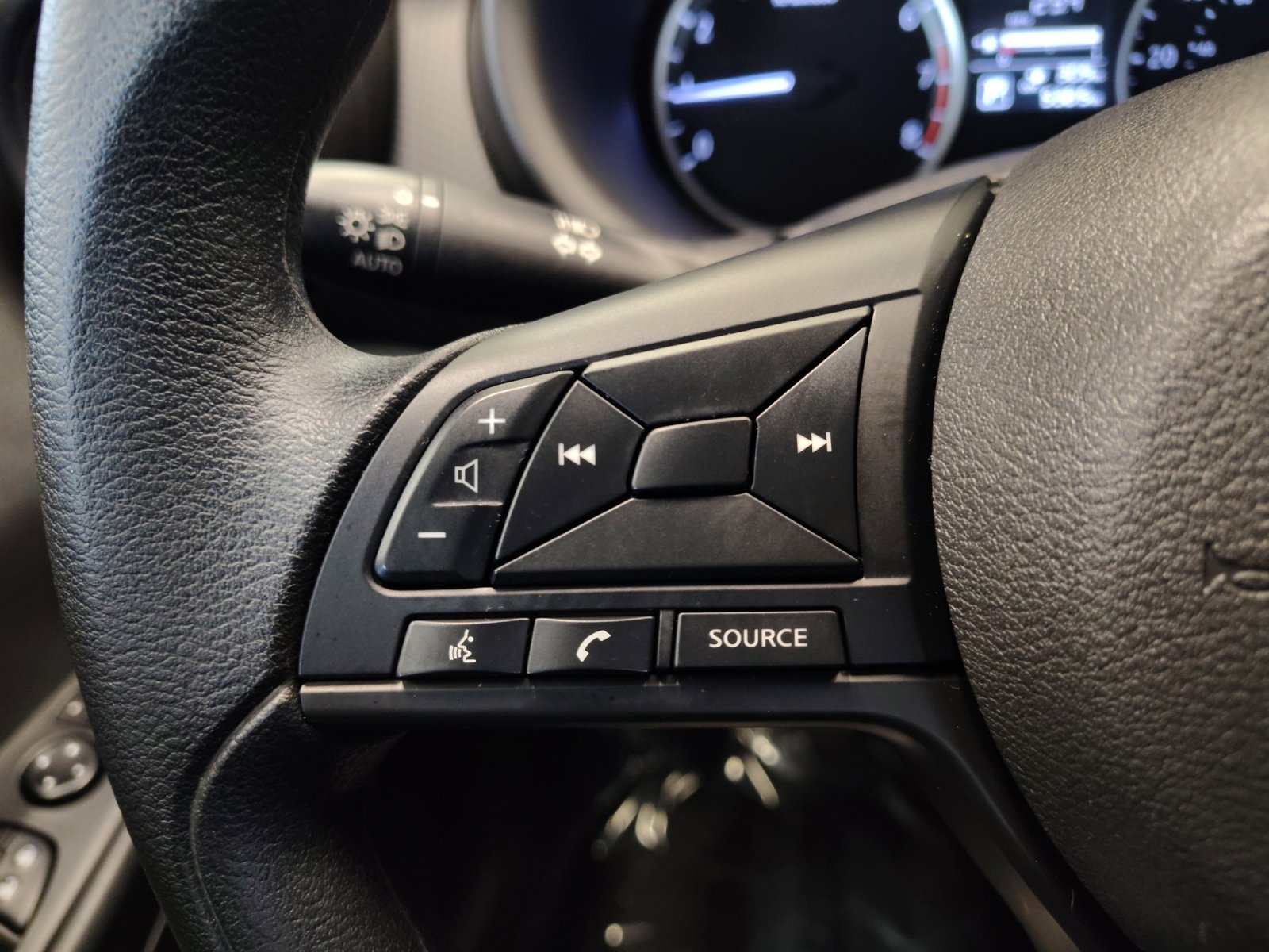 Certified 2025 Nissan Kicks Play S FWD image 4