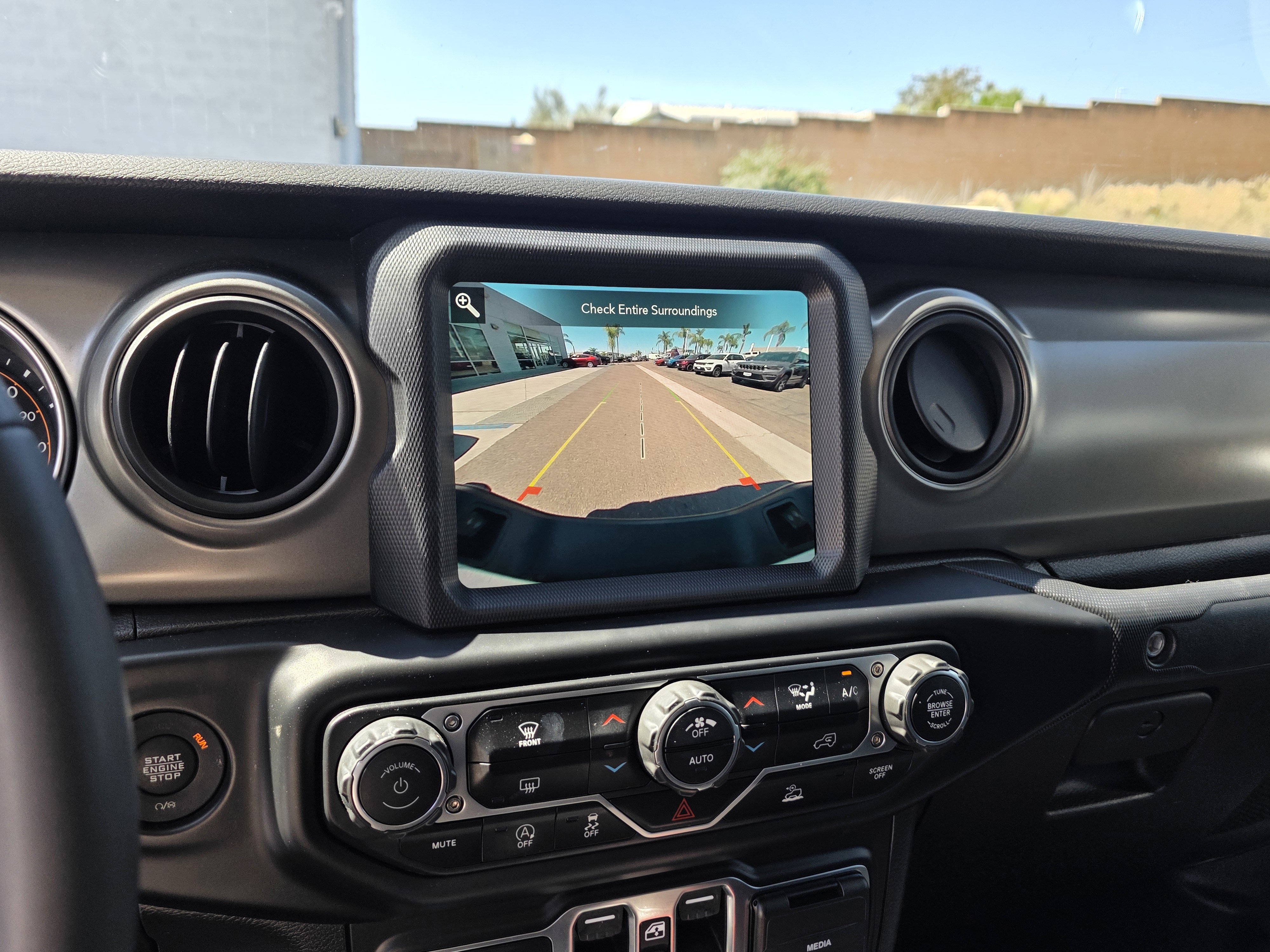 Certified 2023 Jeep Gladiator Sport AWD/4WD image 14