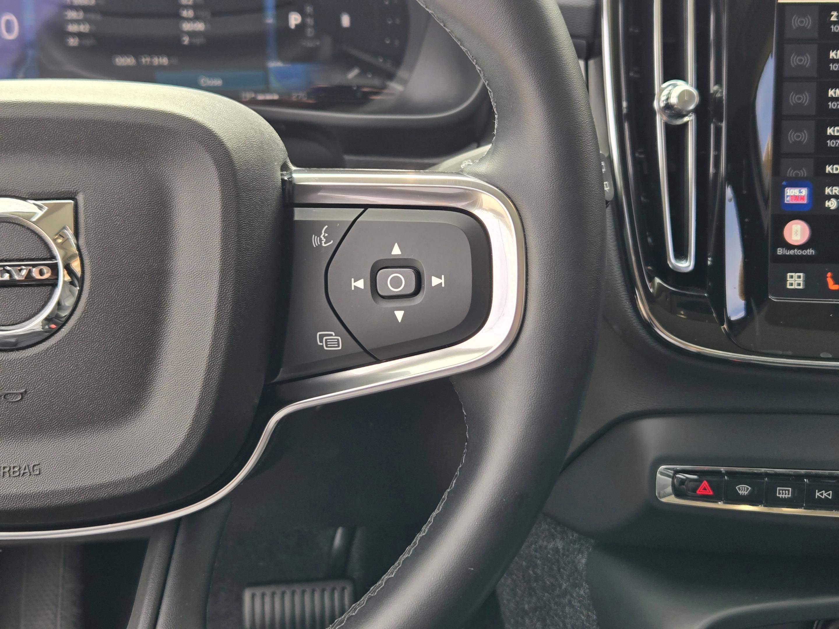 Used 2025 Volvo XC40 B5 Plus image 38