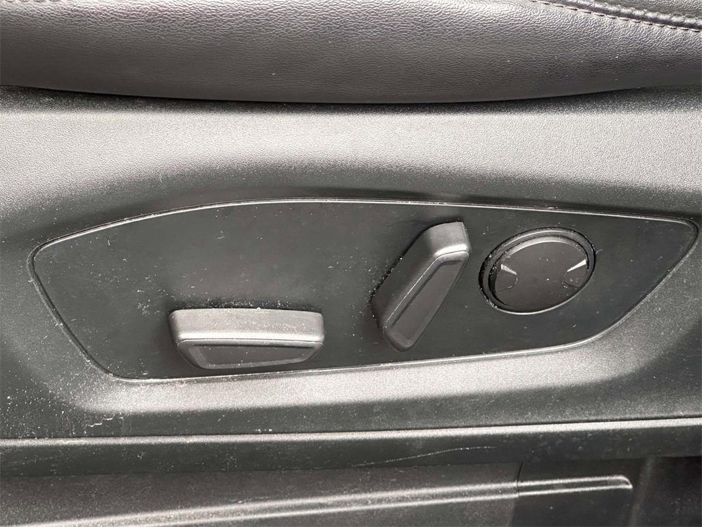 Used 2022 Ford Explorer XLT w/ Equipment Group 202A image 10