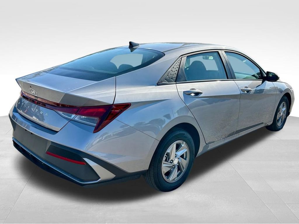Used 2025 Hyundai Elantra SE image 5