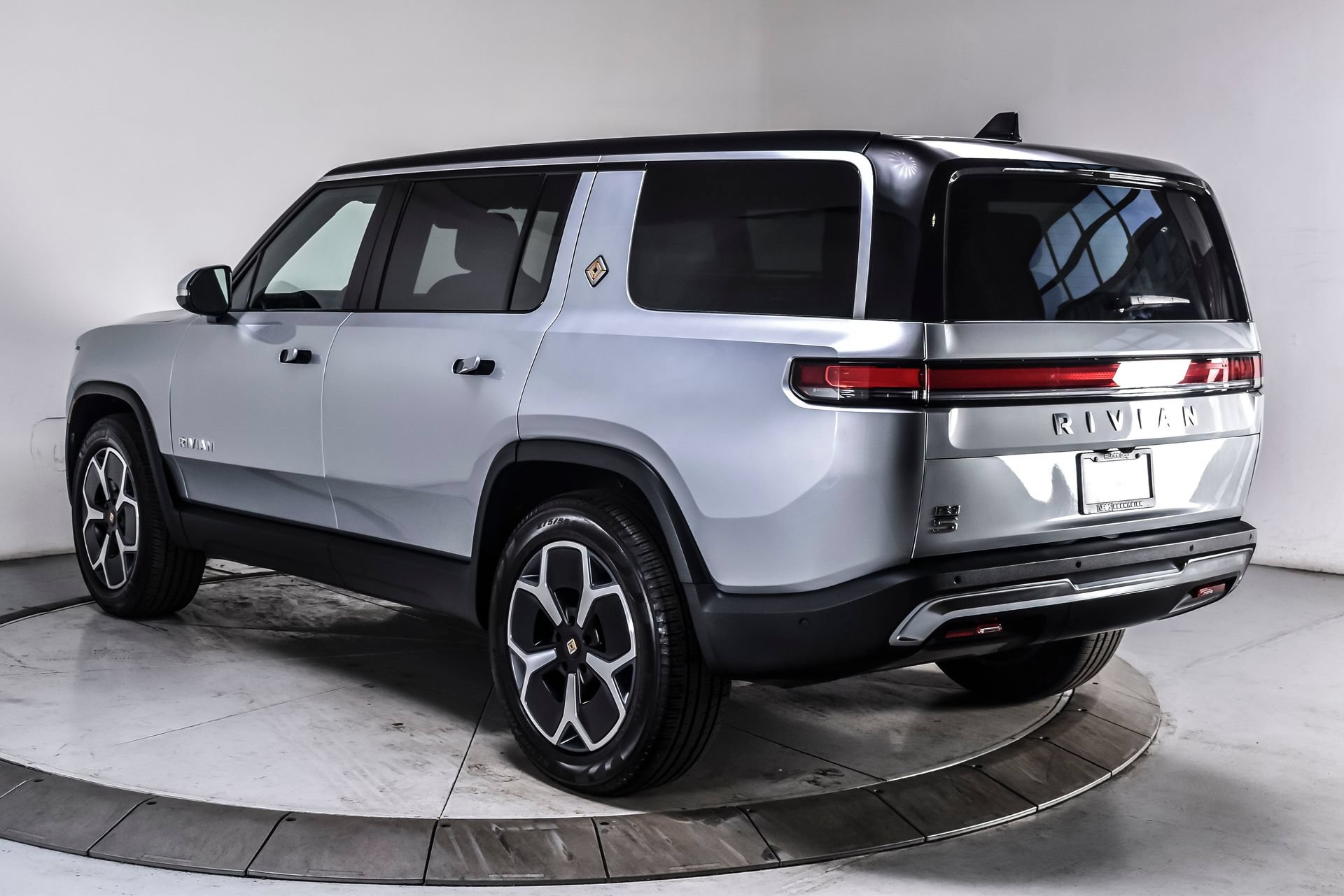Used 2024 Rivian R1S Adventure AWD/4WD image 4