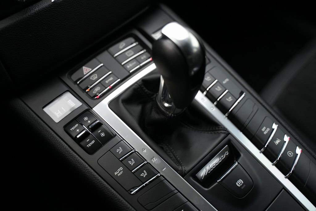 Used 2017 Porsche Macan w/ Driver Memory Package image 31