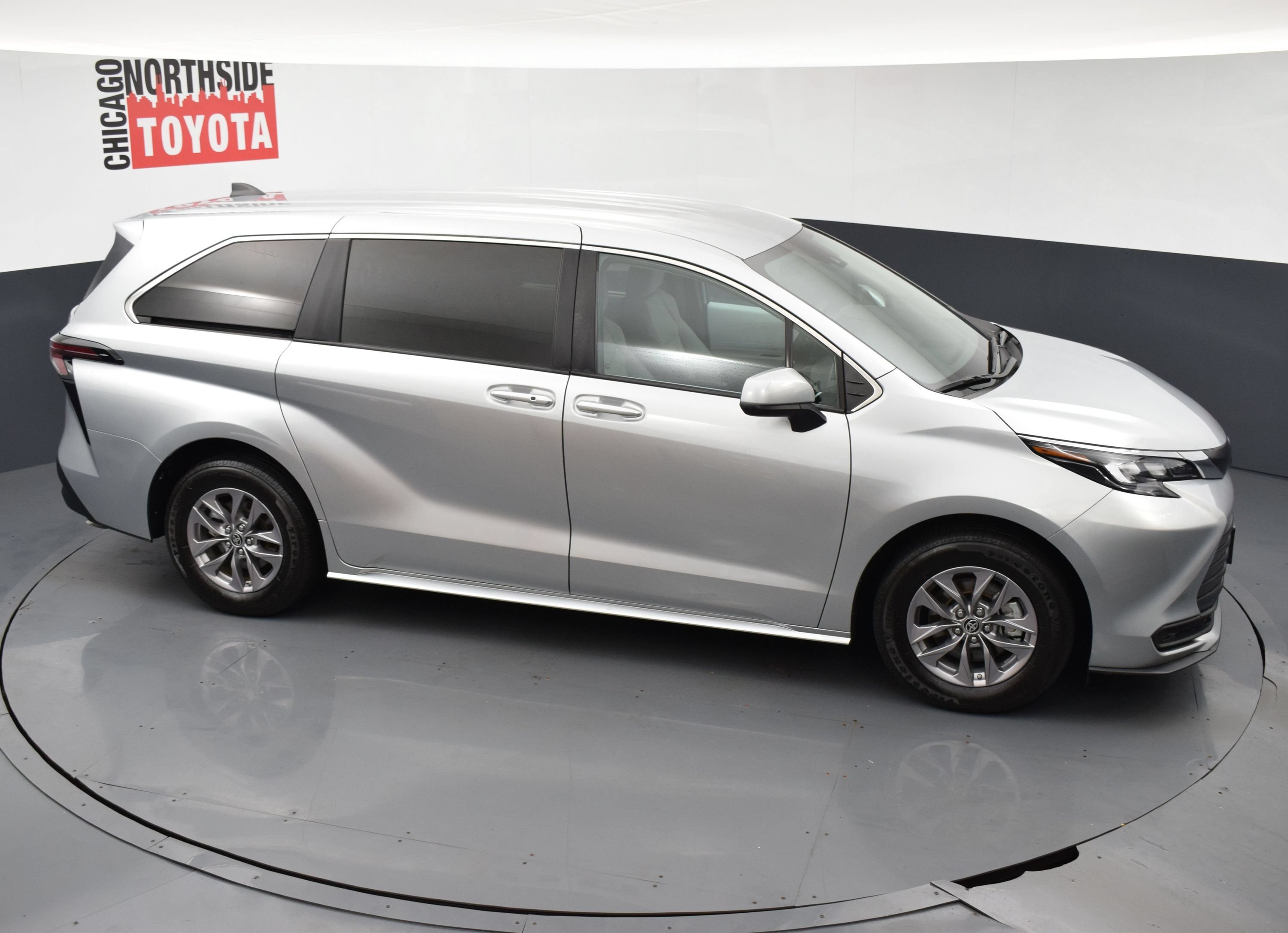 Used 2025 Toyota Sienna LE FWD image 22