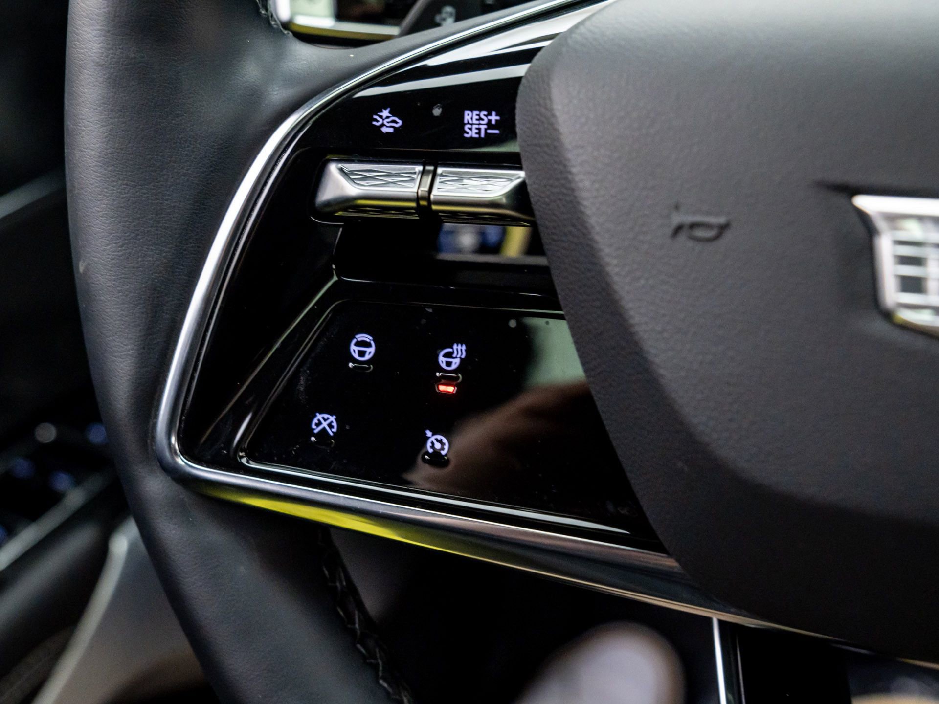 Used 2025 Cadillac Lyriq Luxury w/ LPO, Floor Liner Package image 30