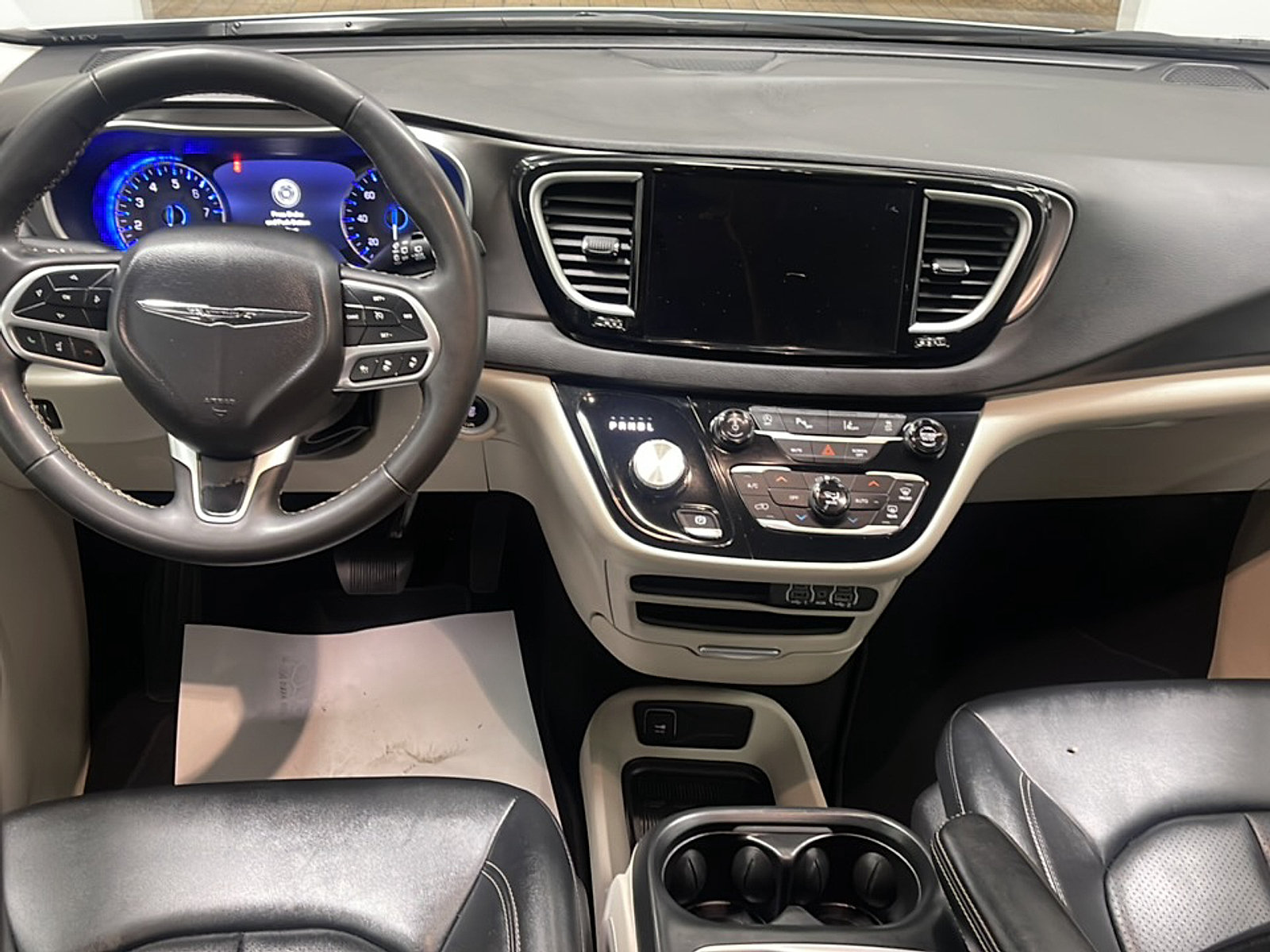 Used 2024 Chrysler Pacifica Touring-L FWD image 3