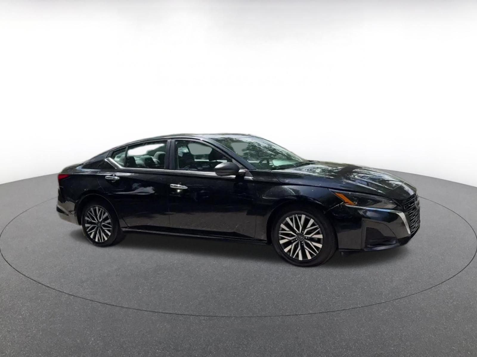 Used 2025 Nissan Altima 2.5 SV FWD image 2