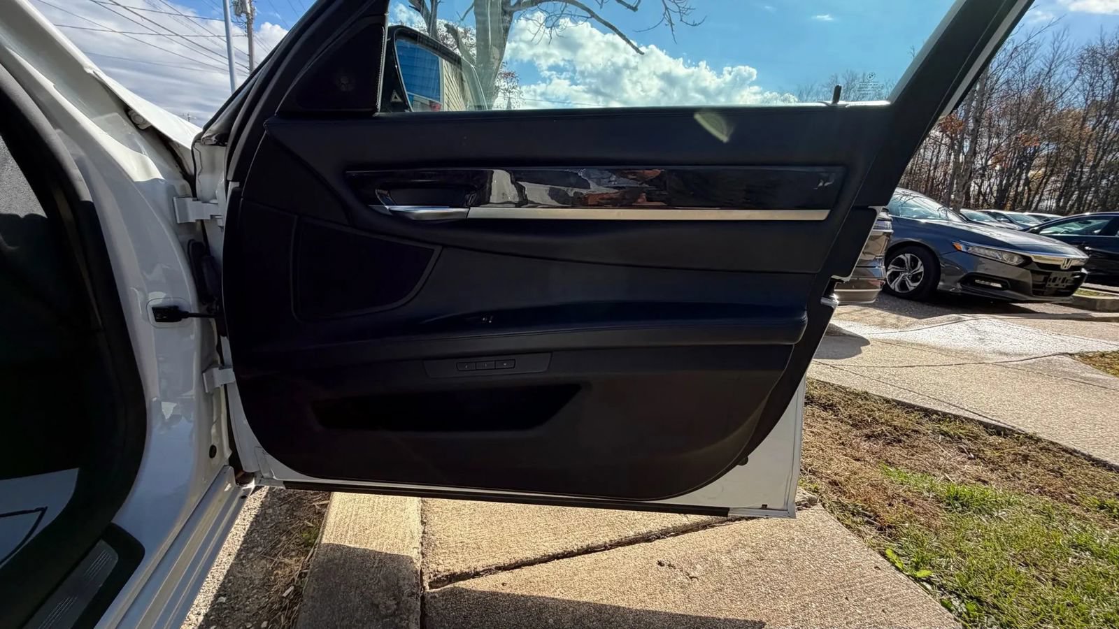 Used 2013 BMW 750i xDrive AWD/4WD image 16