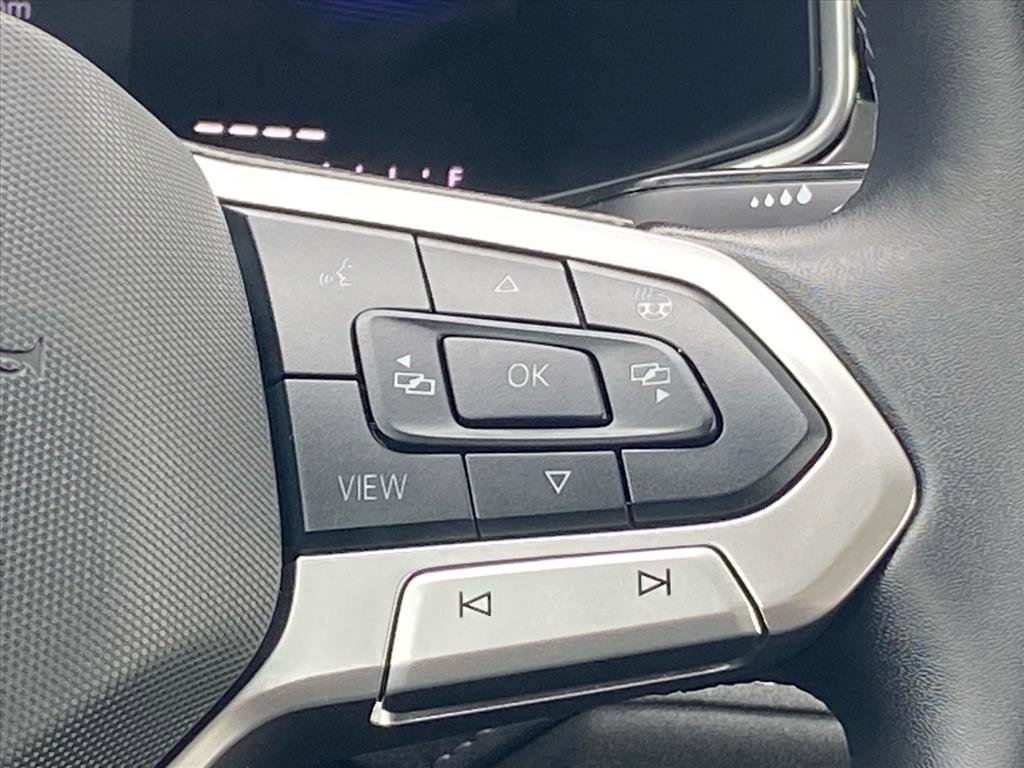 Used 2025 Volkswagen Taos SE image 8