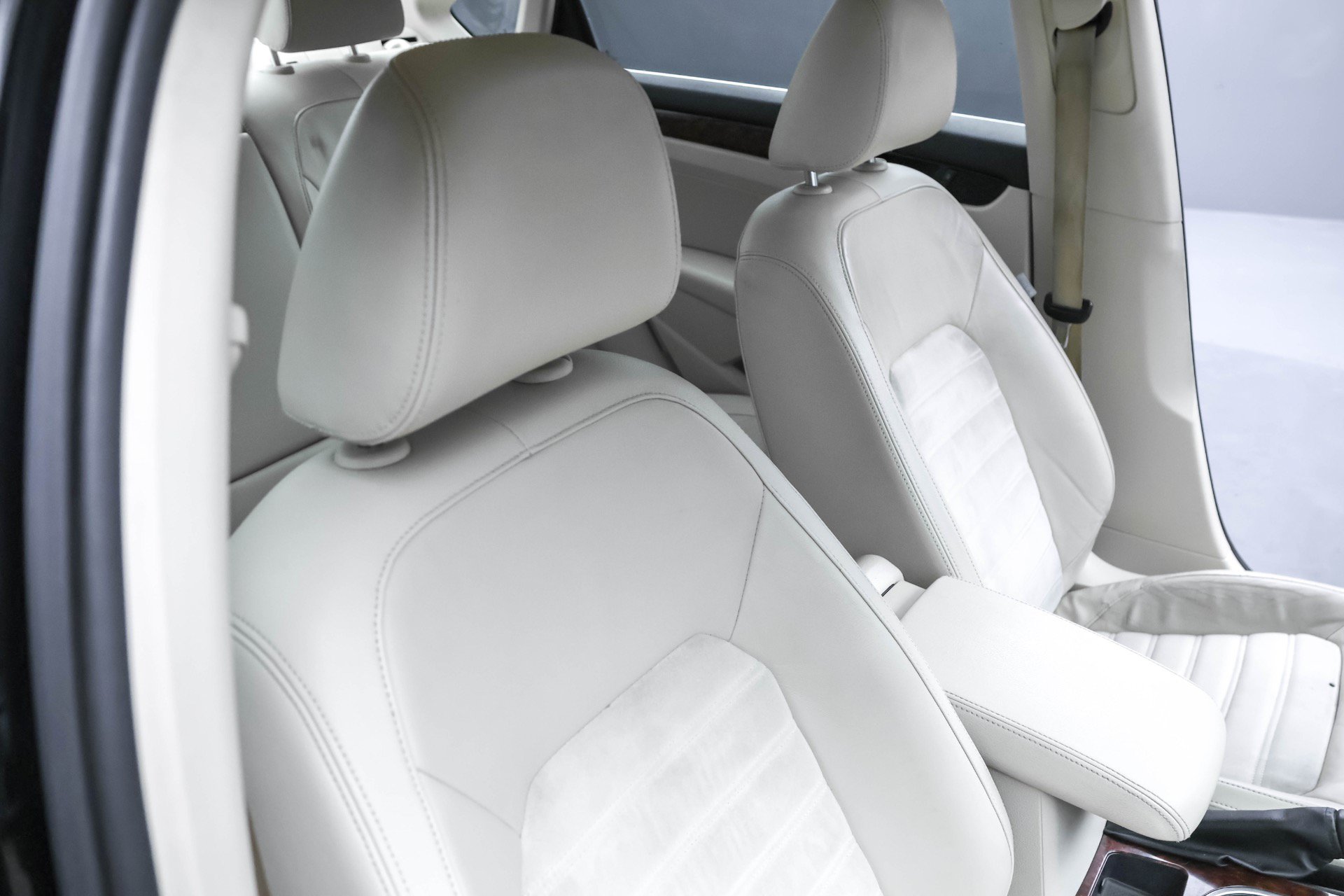 Used 2013 Volkswagen Passat TDI SEL Premium FWD image 6