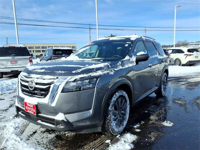 Used 2024 Nissan Pathfinder SV image 3