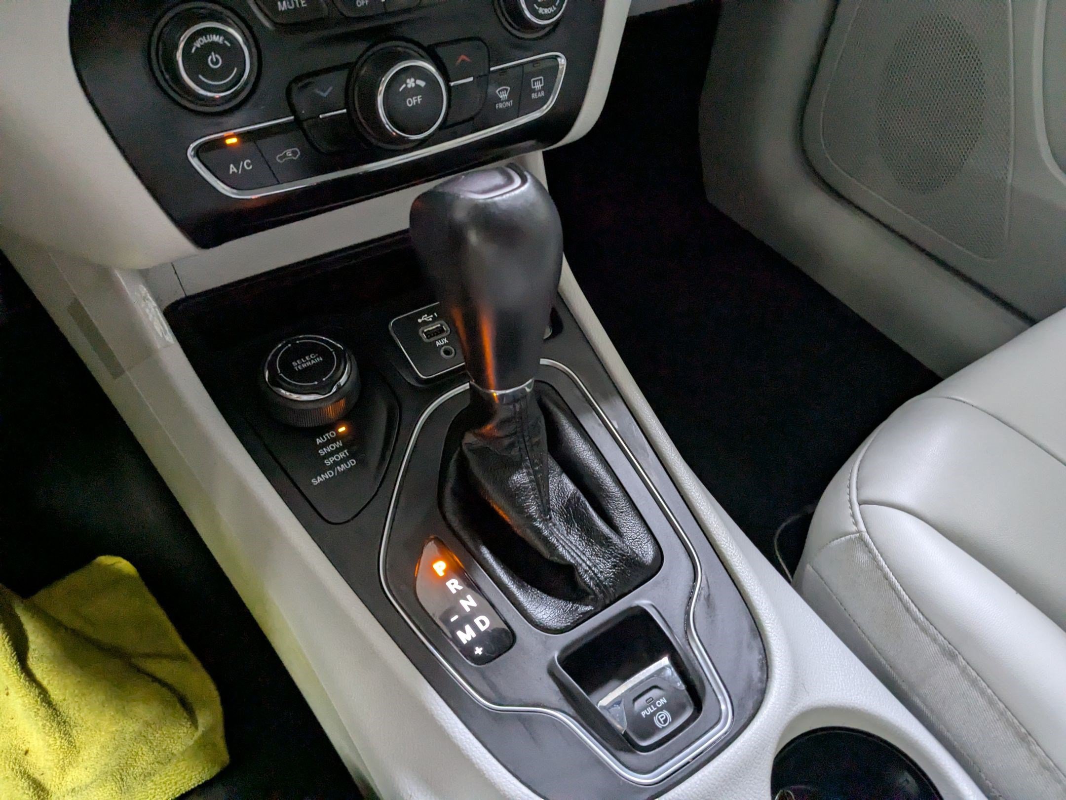 Used 2021 Jeep Cherokee Latitude Plus AWD/4WD image 18
