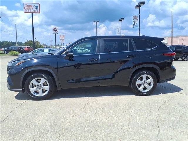 Used 2023 Toyota Highlander LE image 2