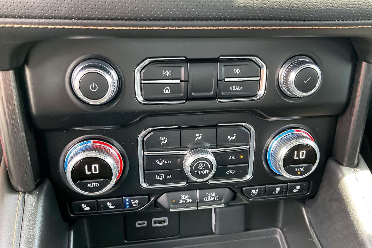 Used 2024 GMC Yukon AT4 w/ Technology Package AWD/4WD image 32