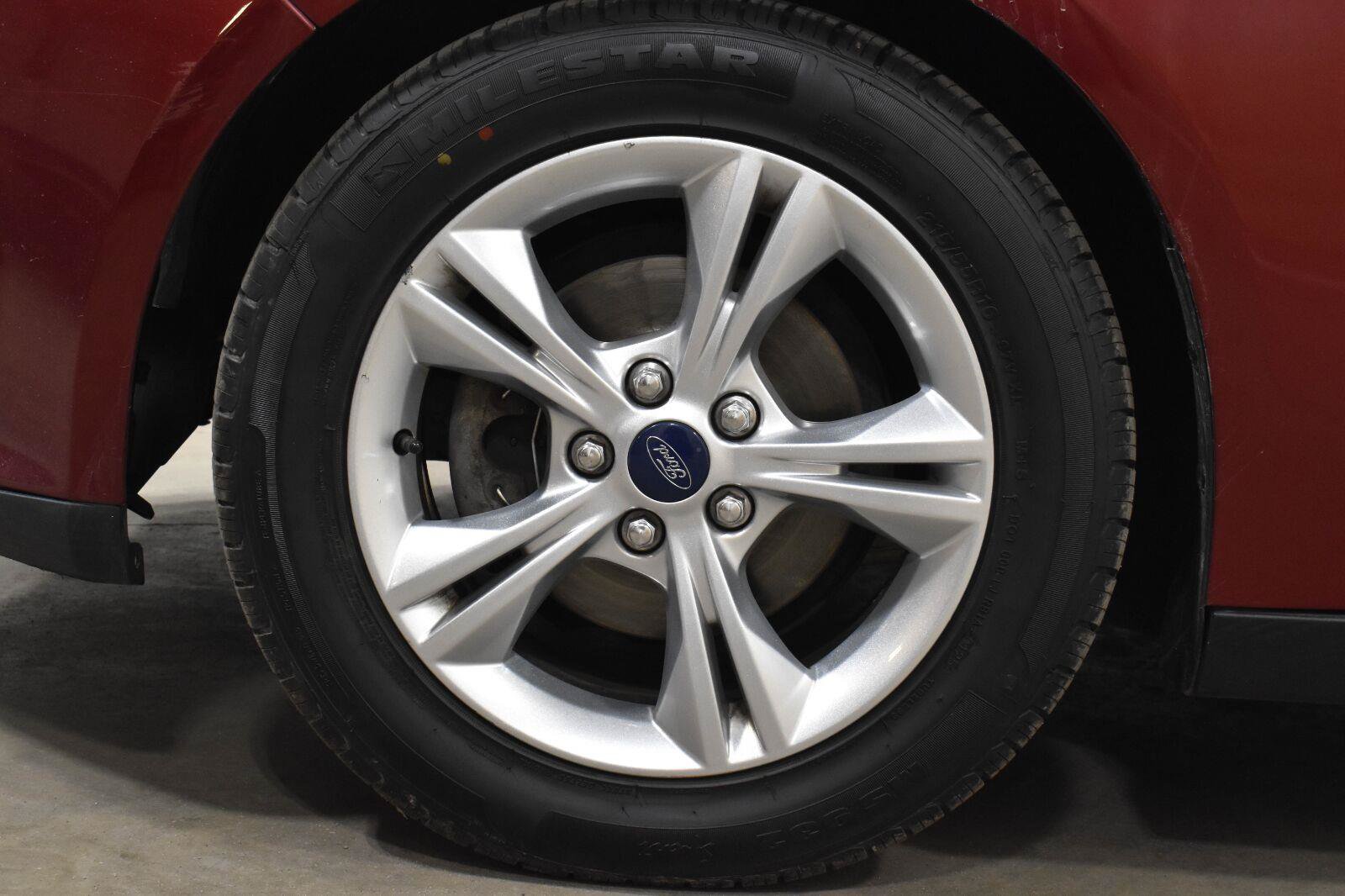 Used 2014 Ford Focus SE w/ SE Winter Package FWD image 28